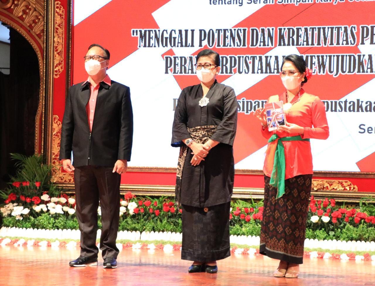 podiumnews.com-Ny Putri Koster Ajak Pegiat Seni Serah Simpan KCKR di Perpustakaan 